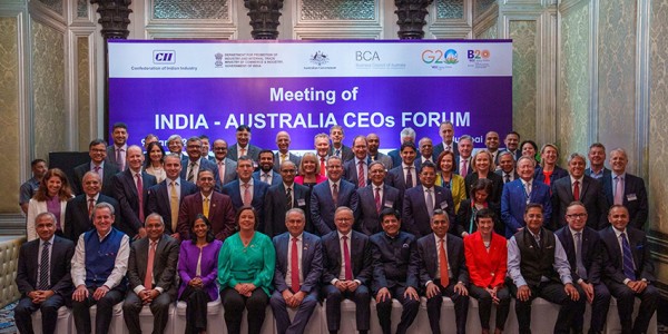 A large group including Prime Minister Albanese poses at the India-Australia CEOs Forum.